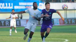 Pemain Persita Tangerang, Tamirlan Kozubaev (kanan) berebut bola dengan pemain Arema FC, Charles Lokolingoy dalam laga lanjutan BRI Liga 1 2024/2025 di Indomilk Arena, Tangerang, Minggu (20/04/2025) WIB. (Bola.com/M Iqbal Ichsan)