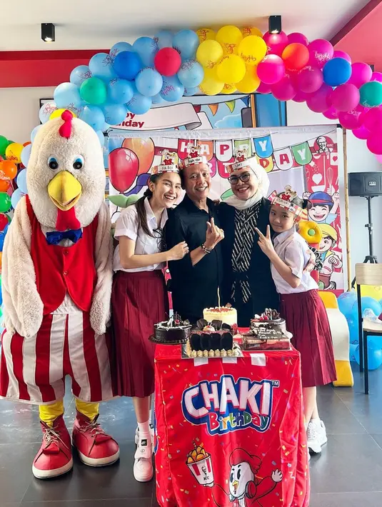 Ayu Ting Ting tampil manis dengan seragam SD khas putih merah, dipadu sepatu kets putih. [Foto: IG/ayutingting92].