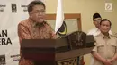 Ketum Partai Gerindra, Prabowo Subianto saat mendengarkan Presiden PKS, Sohibul Iman memberikan keterangan pers di Kantor PKS, Jakarta, Minggu (24/12). Gerindra, PAN, dan PKS, sepakat untuk berkoalisi di Pilkada Serentak. (Liputan6.com/Faizal Fanani)