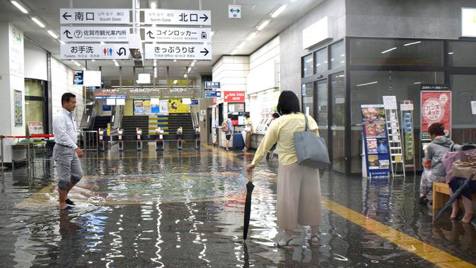 Banjir merendam stasiun kereta api di Saga, Jepang, Rabu (28/8/2019). Agensi Meteorologi Jepang (JMA) telah mengeluarkan peringatan level tertinggi akan kemungkinan terjadinya bencana alam cukup signifikan. (Kyodo News via AP)