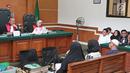 Majelis Hakim mendengarkan keterangan saksi pada sidang lanjutan kasus penipuan biro perjalanan umrah First Travel di Pengadilan Negeri Depok, Senin (5/3). Enam saksi berasal dari kolega bisnis terdakwa bos First Travel. Liputan6.com/Herman Zakharia)