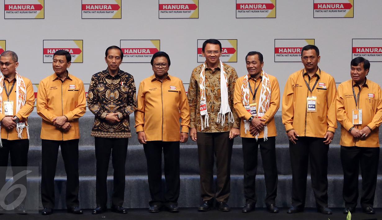 Presiden RI Joko Widodo bersama Oesman Sapta dan Gubernur DKI Jakarta Basuki Tahja Purnama (Ahok) foto bersama saat Pelantikan DPP Hanura tahun 2016 - 2020 di Sentul International Convention Centre, Bogor, Rabu (22/02). (Liputan6.com/Johan Tallo)
