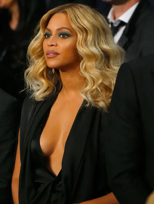 Penyanyi Beyonce tampak seksi saat menonton pertandingan tinju antara Miguel Cotto melawan Canelo Alvarez di Mandalay Bay Events Center, Amerika Serikat, (21/11). Canelo Alvarez keluar sebagai pemenang pada pertandingan ini. (Al Bello/AFP)