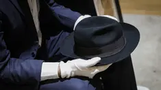 Topi Fedora milik penyanyi AS Michael Jackson, terbuat dari wol dan dilapisi sutra, dipajang sebelum dilelang di Paris, pada 12 September 2023. Topi tersebut adalah salah satu barang yang akan dilelang di rumah lelang Drouot Paris pada 26 September 2023. (Geoffroy VAN DER HASSELT / AFP)