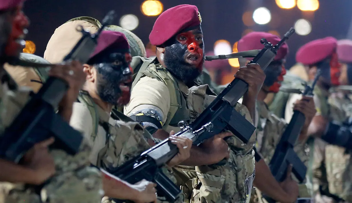 Anggota pasukan khusus Saudi  mengikuti parade militer dalam rangka persiapan pelaksanaan puncak ibadah haji 2019 di Makkah, Arab Saudi, Minggu (4/8/2019). Pamer kekuatan tempur ini dilakukan sepekan menjelang pelaksanaan puncak ibadah haji, Wukuf. (AP Photo/Amr Nabil)