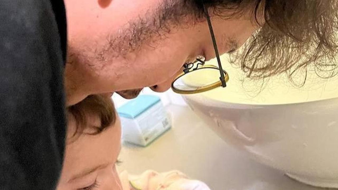 Selain memandikan Djiwa, Dimas terlibat penuh dalam momen kecil saat membantu putrinya menggosok gigi
