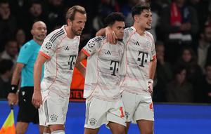 Pemain Bayern Luis Diaz merayakan gol ke&nbsp;gawang PSG bersama rekan setimnya Josip Stanisic dan Harry Kane pada pertandingan fase&nbsp;liga Liga Champions di Paris, Prancis, Rabu,&nbsp;5 November 2025. (AP Photo/Thibault Camus)