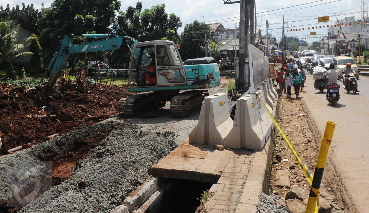 Pekerja menyelesaikan proyek pembangunan flyover perlintasan kereta api di Bintaro, Jakarta, Minggu (19/3). Flyover ini dibangun untuk mengatasi kemacetan di perlintasan kereta api tersebut. (Liputan6.com/Helmi Afandi)