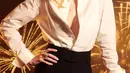 Perpaduan unbottoned shirt dan celana panjang hitam bikin Debicki tampil seperti Lady Boss [@elizabethdebickinators]