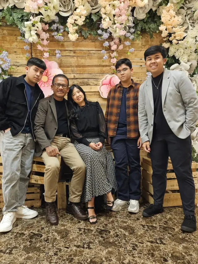 7 Potret Kenangan Jerome Polin dengan Mendiang Ayah, Penuh Kehangatan dan Bikin Haru