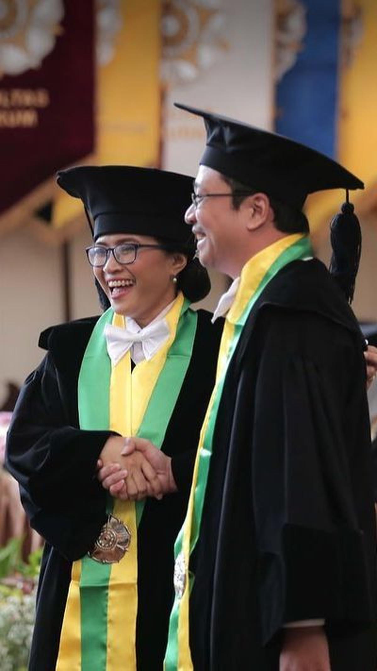 Setelah menikah minat keduanya di bidang pendidikan sama sekali tak luntur. Puji dan Agung justru semakin solid dan serius memperdalam ilmu farmasi.