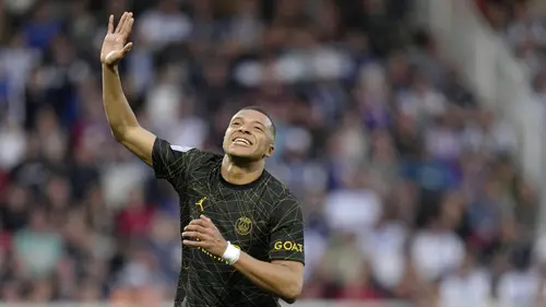Pemain Paris Saint-Germain (PSG), Kylian Mbappe, melakukan selebrasi bersama setelah mencetak gol ke gawang AJ Auxerre pada laga Liga Prancis, di Stade de I’Abbe Deschamps, Senin (22/5/2023). PSG menang dengan skor tipis 2-1. (AP Photo/Thibault Camus)