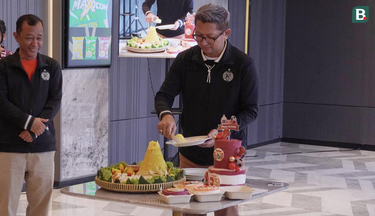 Presiden Persija Jakarta, Mohamad Prapanca, memotong tumpeng saat perayaan Hari Ulang Tahun Persija Jakarta ke-95 di Cinepolis Senayan Park, Jakarta, Selasa (28/11/2023). (Bola.com/Adine)