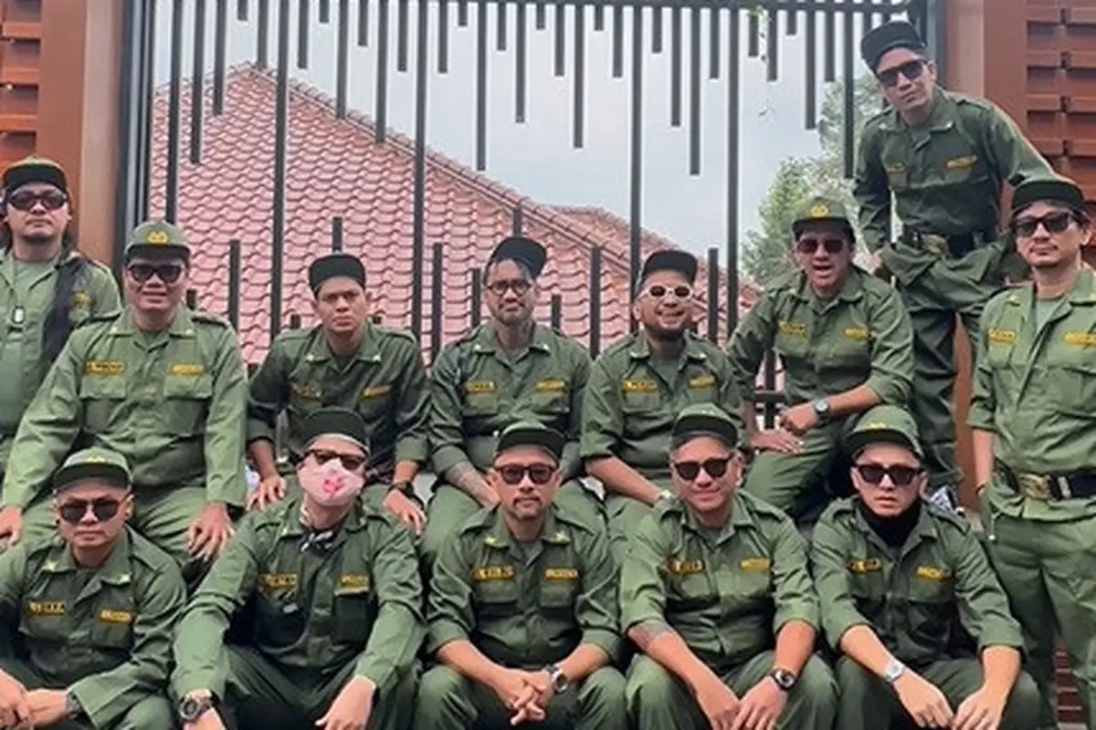 Geng The Prediksi touring pakai seragam Linmas. (Foto: Instagram/theprediksi_)