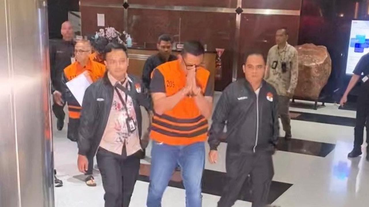Berompi Oranye, Begini Penampakan Bupati Klaten Hamenang Usai Diperiksa KPK