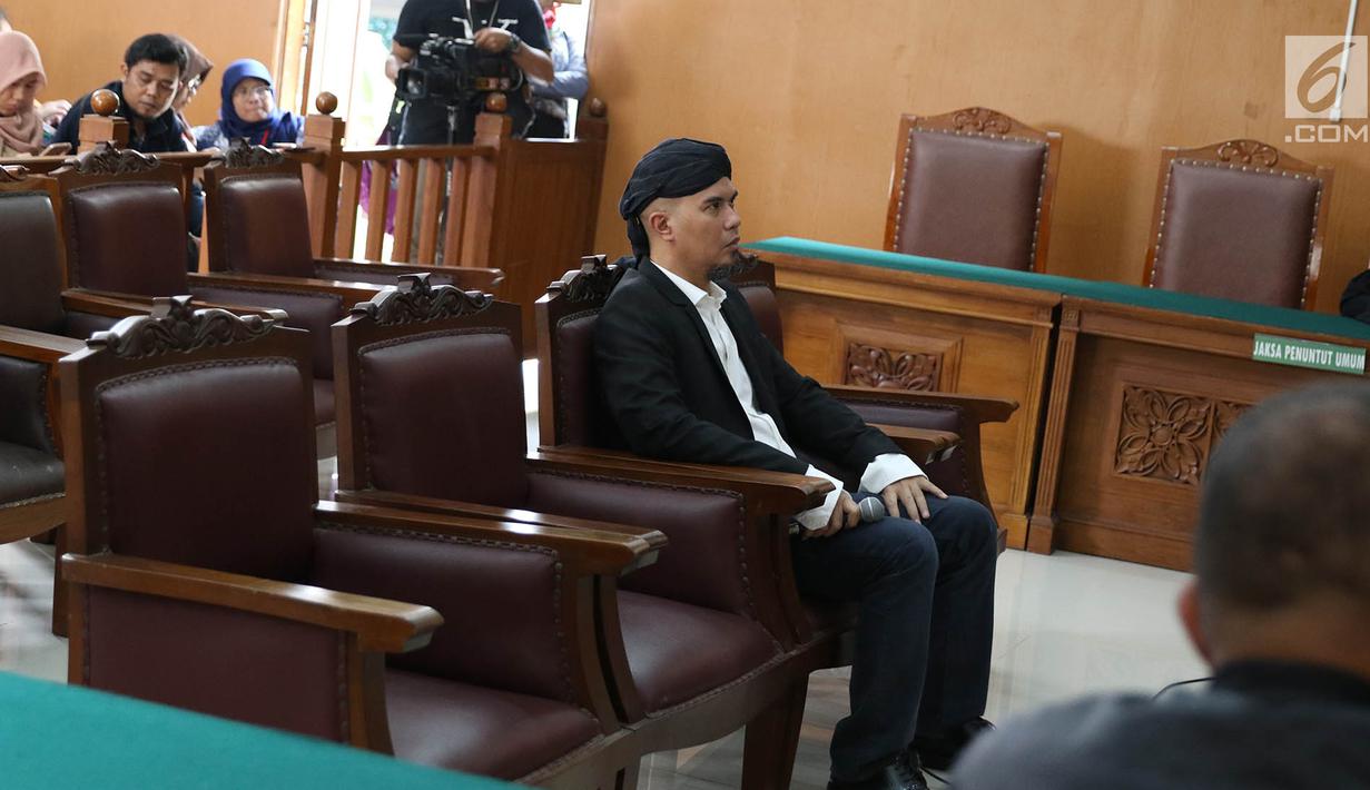 Ekspresi terdakwa perkara ujaran kebencian Ahmad Dhani saat menjalani sidang lanjutan di PN Jakarta Selatan, Senin (14/5). Persidangan Ahmad Dhani akan dilanjutkan untuk memeriksa bukti-bukti yang diajukan JPU. (Liputan6.com/Immanuel Antonius)