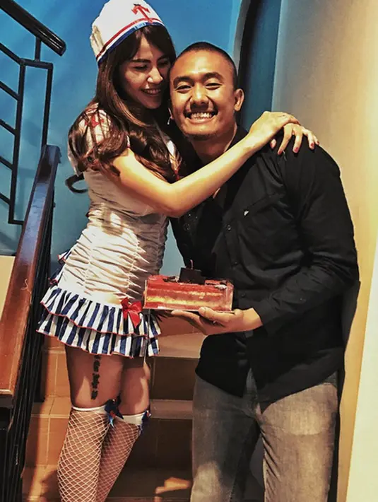 Uus menjelaskan, bahwa cuitannya tersebut bukan bermaksud untuk menyinggung Habib Rizieq maupun agama Islam. Ia juga menceritakan kejadian temanya yang pindah agama dan menjadi bahan ledekan beberapa temannya. (Instagram/uus__)