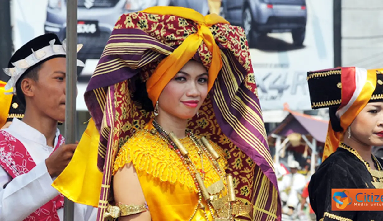 Citizen6, Tulang Bawang Barat: Istilah manjau mighul tersebut merupakan kunjungan pertama pengantin wanita kepada keluarga besarnya setelah berubah status dari gadis (mulei) menjadi ibu rumah tangga (bebai). (Pengirim: Jerry Hasan)