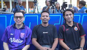 Managing Director Vidio, Hermawan Sutanto (kiri) bersama dengan COO One Pride MMA Suwandi, dan Hanif Sjahbandi, pemain Persija Jakarta dalam peringatan Hari Kekayaan Intelektual Sedunia 2026 di Jakarta. (Bola.com/Abdul Aziz)