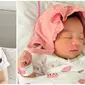 Potret anak Rianti Cartwright yang baru lahir, gemas banget. (Sumber: Instagram/@riantic)