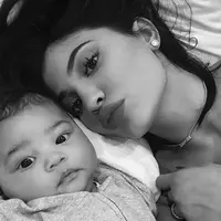 Tak banyak selebriti yang bisa fokus menjadi seorang ibu saat usianya masih 20 tahun serta disorot oleh dunia. (istagram/kyliejenner)