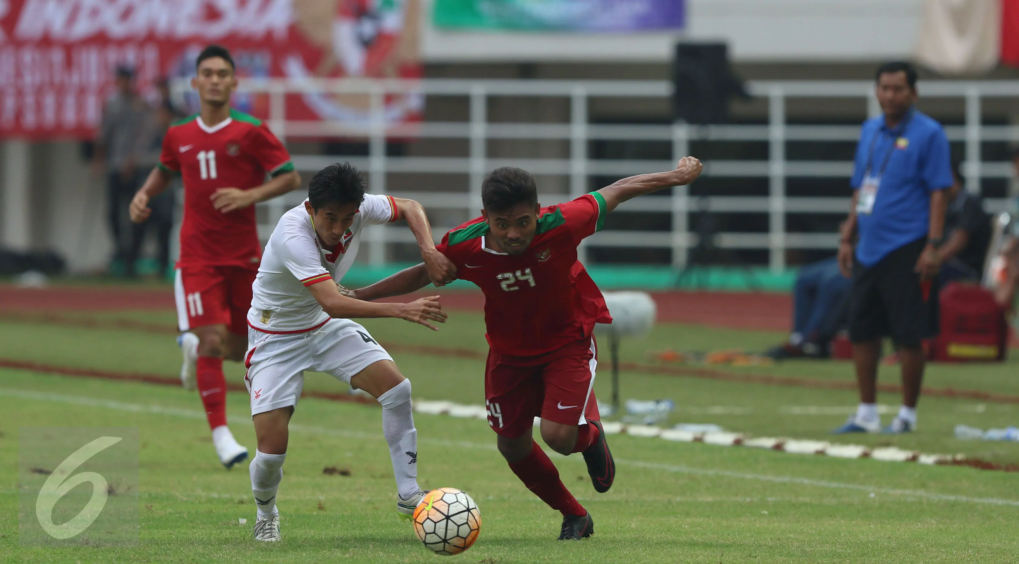 Penyerang Timnas Indonesia U-22, Saddil Ramdani (kanan), jadi andalan pada laga terakhir melawan Thailand. (Liputan6.com/Helmi Fithriansyah)