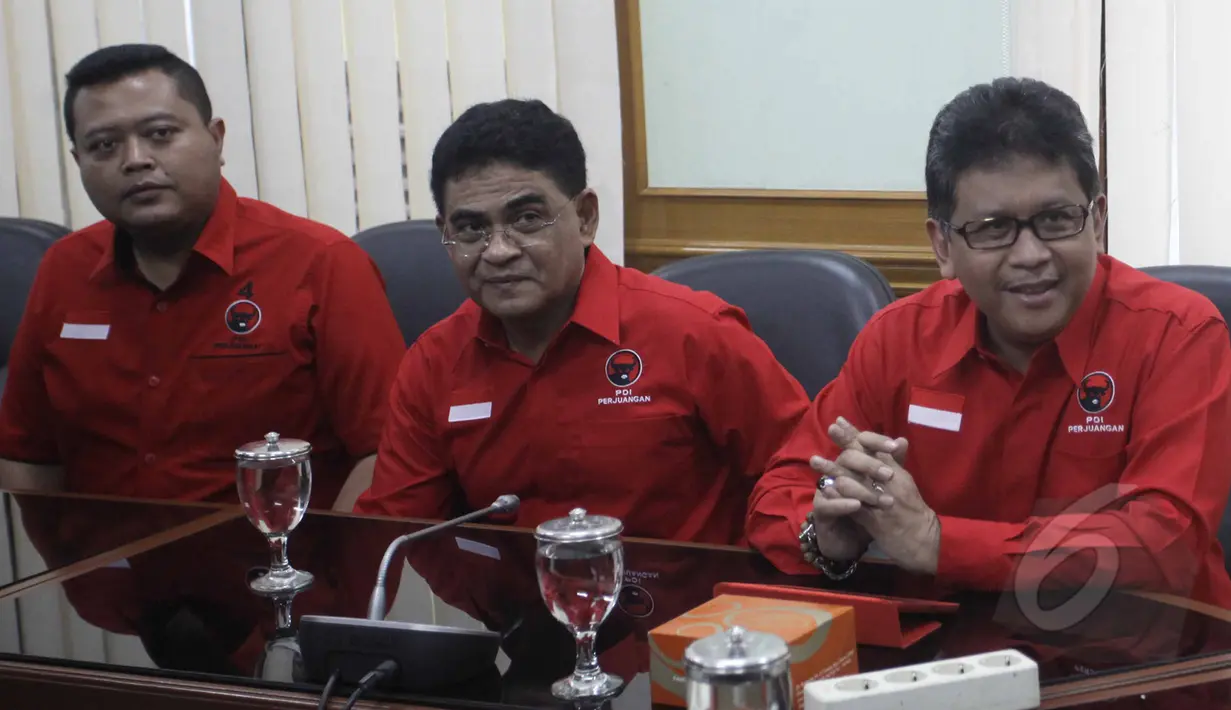 Sekjen PDIP, Hasto Kristiyanto memberikan keterangan kepada wartawan di kantor KPU, Jakarta, Selasa (12/5/215). Pertemuan untuk memberikan dukungan kepada KPU jelang Pilkada Serentak Desember 2015 nanti. (Liputan6.com/Helmi Afandi)
