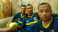 Tiga pemain Persiba Balikpapan,  Ilham Irhaz, Ardi Yuniar, dan Ridho Nurcahyo. (Bola.com/Iwan Setiawan)