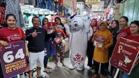 Maskot Piala Dunia 2022, La'eeb, menyapa warga yang ada di Pasar Simpang Limun, Medan, Sabtu (12/11/2022). (Ist)