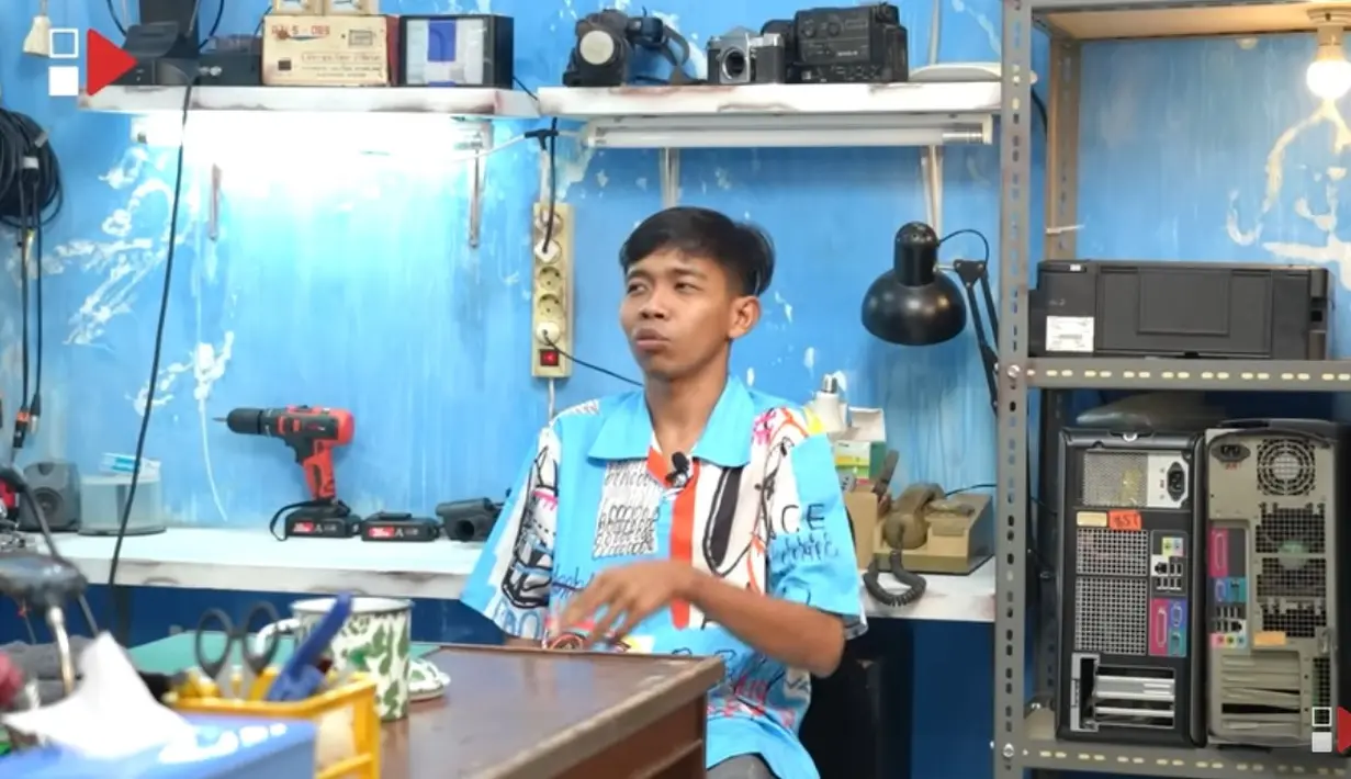 Setelah nikah, minggu pertama Dede pulang kampung. Di rumah istri diminta membelikan bingkisan sembako untuk tetangga. [Youtube/HAS Creative]