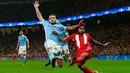 Gelandang Sevilla, Benoit Tremoulinas (kanan) berusaha mengumpan bola dari kejaran bek City, Nicolas Otamendi pada pertandingan liga Champions di Etihad Stadium, Kamis (22/10/2015). City menang atas Sevilla dengan skor 2-1. (Reuters/Jason Cairnduff)
