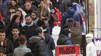 Konsumen tiba di gerai pusat perbelanjaan Macy saat acara penjualan Black Friday dimulai lebih awal di New York, Kamis (28/11/2019). Selama Black Friday yang dimulai sejak tahun 1960-an,warga Amerika merayakan tradisi dengan belanja dan berburu diskon-besaran. (Kena Betancur/Getty Images/AFP)