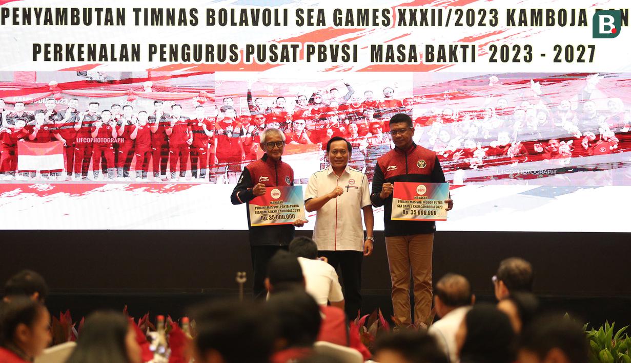 <p>Ketua Umum PBVSI, Imam Sudjarwo (tengah) memberikan penghargaan untuk manajer Timnas Voli Indoor dan Timnas Voli Pantai saat Penyambutan Timnas Voli SEA Games 2023 Kamboja dan Perkenalan Pengurus Pusat PBVSI masa Bakti Tahun 2023-2027 yang berlangsung di Hotel Sultan, Jakarta, Rabu (24/05/2023). (Bola.com/Bagaskara Lazuardi)</p>
