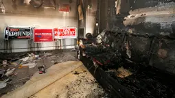 Kondisi sofa hangus terbakar menyusul serangan bom tangan di Kantor Partai Republik di North Carolina, AS, Senin (17/10). Tidak ada orang yang terluka atas insiden yang menimpa markas Partai Republik untuk wilayah Orange County itu. (REUTERS/Chris Keane)