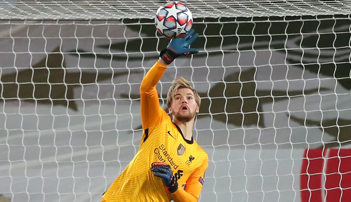 Kiper Liverpool, Caoimhin Kelleher, melakukan penyelamatan dalam laga lanjutan Liga Champions 2020/21 Grup D melawan Ajax Amsterdam di Anfield Stadium, Liverpool, Selasa (1/12/2020) waktu setempat. Liverpool menang 1-0 atas Ajax. (AFP/Peter Byrne/Pool)