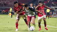 Pemain Persija Jakarta, Aji Kusuma (tengah) berebut bola dengan pemain Bali United, I Made Andhika Pradana Wijaya (kiri) dan Rahmat Arjuna Reski pada laga lanjutan Grup B Piala Presiden 2024 di Stadion I Wayan Dipta, Bali, Jumat (26/07/2024). (Dok. Persija Jakarta)