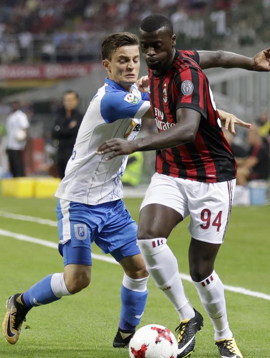 Striker AC Milan, M'Baye Niang, berusaha melewati pemain CSU Craiova, Gustavo Vagenin, pada laga kualifikasi Liga Europa di Stadion San Siro, Milan, Jumat (4/8/2017). AC Milan menang 2-0 atas CSU Craiova. (AP/Antonio Calanni)