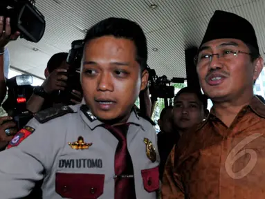Wakil Ketua Tim 9, Jimly Asshiddiqie mendatangi Gedung KPK, Jakarta, Selasa (3/2/2015). Jimly mengaku diundang rapat untuk membahas permasalahan antara KPK dan Polri. (Liputan6.com/Faisal R Syam)