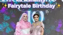 Look Tasyi juga dinilai sesuai dengan konsep fairy tale ala Ashanty. Jadi siapa lebih keren, Tasya atau Tasyi di pesta ini? [Instagram.com/tasyiiathasyia]