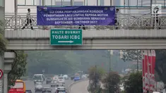 Spanduk sosialisasi pembatasan lalu lintas sepeda motor di jembatan Tosari, Jakarta, Senin (4/9). Pemprov DKI Jakarta mulai melakukan sosialisasi melalui spanduk dibeberapa titik di kawasan jalan Jenderal Sudirman. (Liputan6.com/Faizal Fanani)