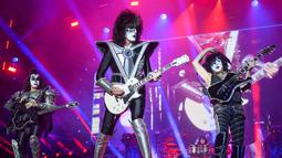 Grup heavy metal AS Kiss tampil saat di atas panggung utama pada hari pertama Paleo Festival ke-45, di Nyon, Swiss (19/7/2022). Festival ini akan berlangsung hingga 24 Juli dan menampilkan beberapa talenta musik terbaik dari seluruh dunia. (Laurent Gillieron/Keystone via AP)