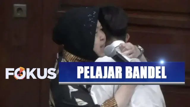 Layaknya ibu kandung, Tri Rismaharini berikan pelukan hangat usai memarahi 38 pelajar yang terlibat tawuran, pesta miras, dan lem.