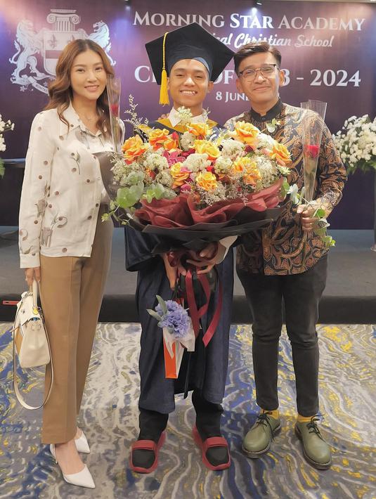 <p>Mereka kompak berfoto bersama, berbagi keceriaan seolah tidak terjadi masalah apa pun antara Ruben dengan Sarwendah. (Foto: Instagram/ ruben_onsu)</p>