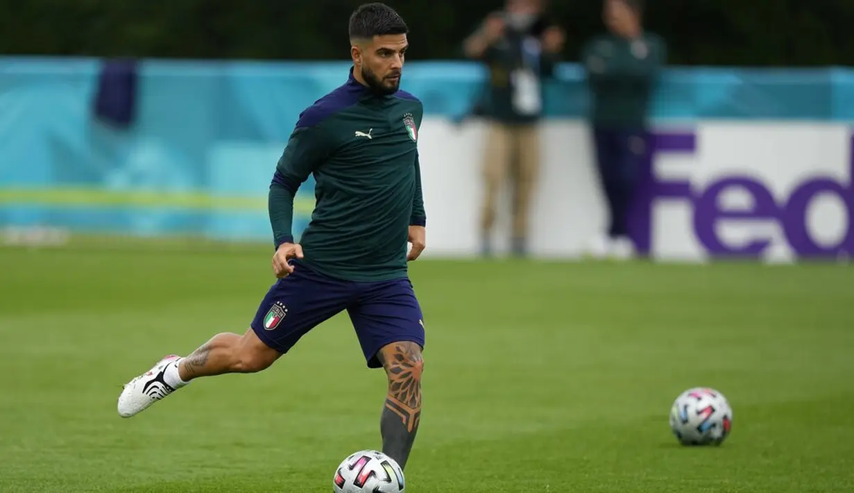 Penyerang Italia, Lorenzo Insigne menendang bola saat mengikuti sesi latihan di tempat latihan Tottenham Hotspur di London, Sabtu (10/7/2021). Italia akan bertanding melawan Inggris pada final Euro 2020 di Stadion Wembley. (AP Photo/Frank Augstein)