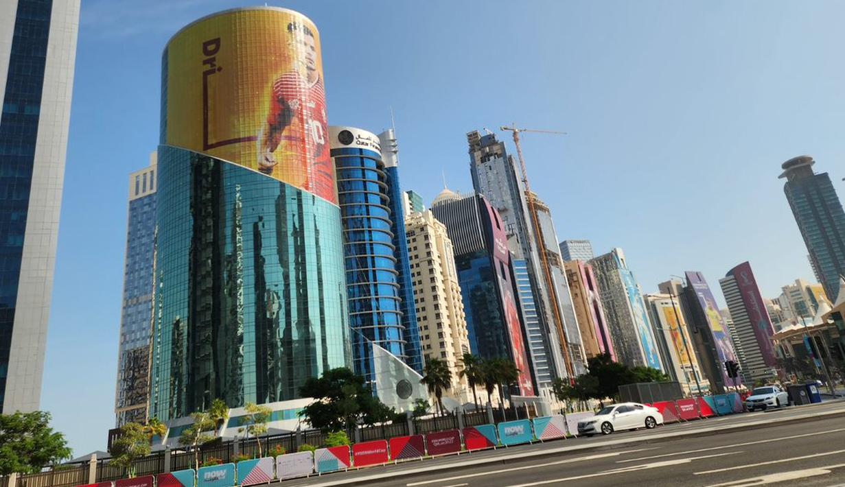 <p>Gedung-gedung yang terletak di kota Doha, Qatar dipenuhi dengan gambar pemain dari peserta Piala Dunia 2022, Jumat (19/11/2022). (Dok.SCM)</p>