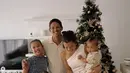 Dengan one shoulder dress beraksen drapry, Jennifer Bachdim berhasil tampilkan gaya anggun di tengah keluarganya. [Foto: Instagram/ Jennifer Bachdim]