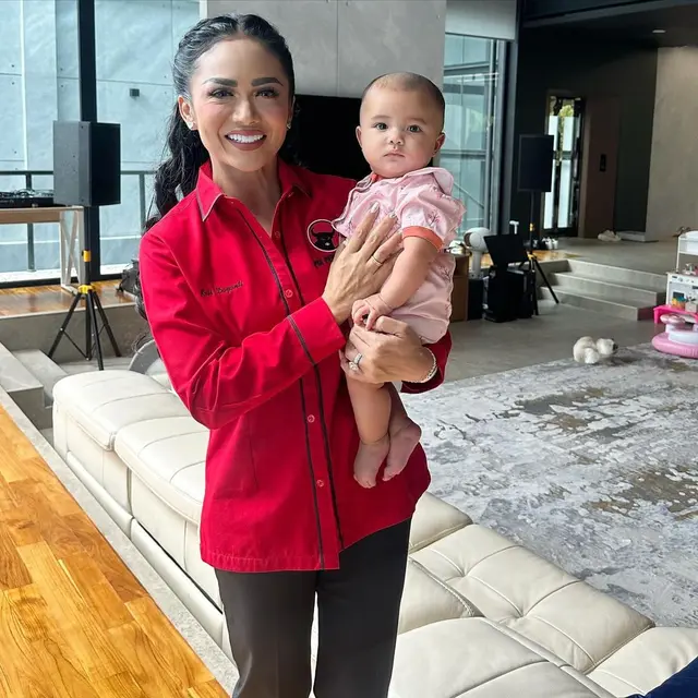 Potret Kris Dayanti saat bersama Azura (Sumber: Instagram/@krisdayantilemos)