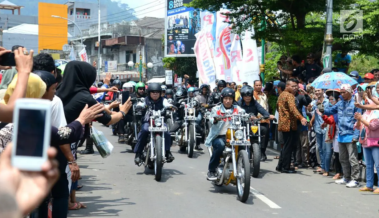 Warga menyapa Presiden Joko Widodo atau Jokowi saat mengendarai motor Chopper di Sukabumi, Jawa Barat, Minggu (8/4). Jokowi tampil seperti layaknya anak muda. (Liputan6.com/Pool/Biro Pers Setpres)
