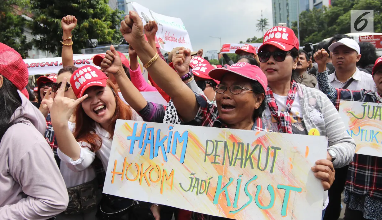 Momen saat massa pro Basuki Tjahaja Purnama atau Ahok yang tergabung dalam Komunitas Bangsa Bersatu ketika melakukan aksi di depan PN Jakarta Utara, Senin (26/2). Mereka meminta Ahok dibebaskan (Liputan6.com/Arya Manggala)