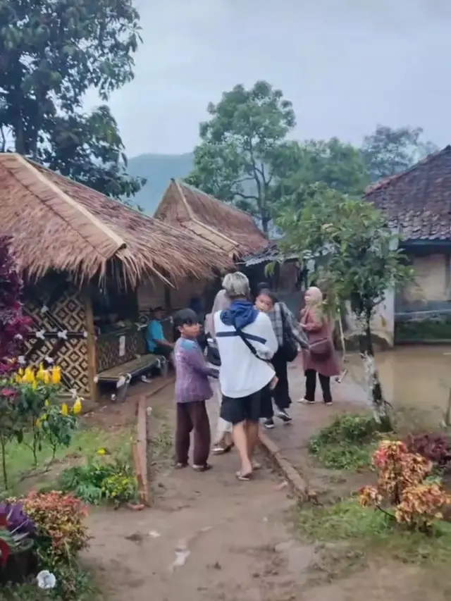 Potret Wisatawan Rumah Abah Jajang (TikTok/@kiyooo.04)
